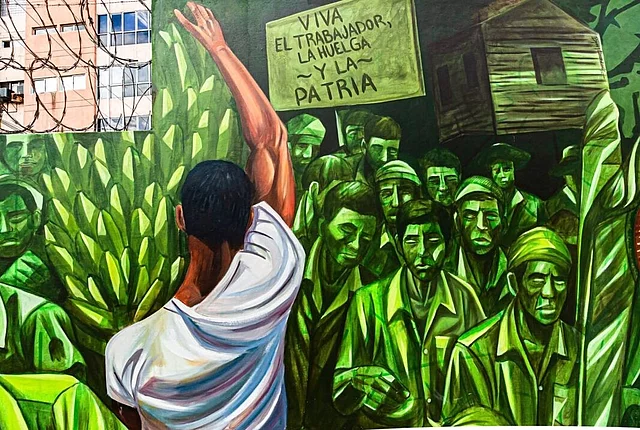 En el fragmento de mural se observa una manifestación verde con una pancarta “viva el trabajador, la huelga y la patria”. 