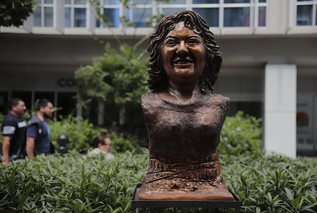 Busto de la líder indígena Berta Cáceres en el Centro Cívico Gubernamental