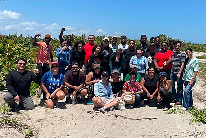 Integrantes de organizaciones juveniles del Valle de Sula, la JCUTH, el CUDS-VS y la Friedrich-Ebert-Stiftung durante el acto de compromiso colectivo en el encuentro "Juventudes Organizadas: Diálogo por Nuestros Derechos y la Justicia Social", realizado los días 8 y 9 de agosto de 2026 en Tela, Atlántida.
