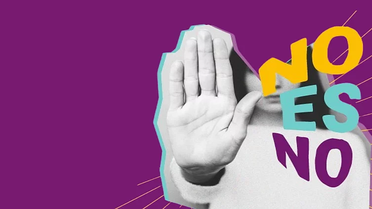 Persona levanta la mano en señal de “alto”. Texto: “NO ES NO” y hashtag de la campaña FES #FESLibreDeAcoso.
